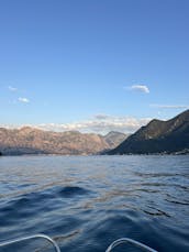 Explore a Baía de Kotor! Alugue esta lancha Prince 495 Open para 5 pessoas