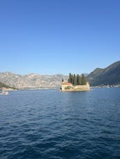 Explore a Baía de Kotor! Alugue esta lancha Prince 495 Open para 5 pessoas