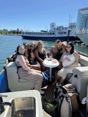 Flota, festín y barbacoa: pontón de lujo para fiestas en el corazón de Vancouver 