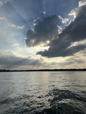 🚤 Experimente o melhor do verão no Lago Geist com nosso aluguel de pontão de luxo! 