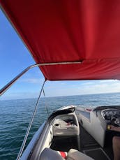 ¡Diviértete bajo el sol con el barco de cubierta Bayliner 190!