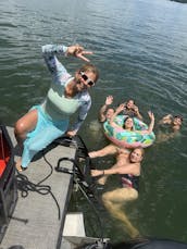 Rent a Luxurious Godfrey Pontoon Boat for Fun-filled Water Day