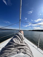 ¡Navega por la Costa Dorada de Long Island en este hermoso Jeanneau de 36 pies!
