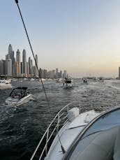 Yacht haut de gamme de 52 pieds pouvant accueillir jusqu'à 18 personnes à Dubaï