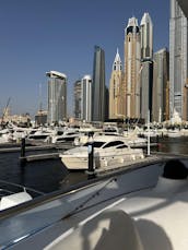 Yacht haut de gamme de 52 pieds pouvant accueillir jusqu'à 18 personnes à Dubaï