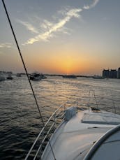 Yacht haut de gamme de 52 pieds pouvant accueillir jusqu'à 18 personnes à Dubaï