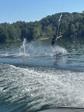 Wakeboat Premium no Lago Keowee | Moomba Mojo de 23 pés