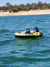 🌊 究極の湖の日：スポーツボートでチュービング、クルージング、サンセットを満喫！