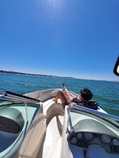 🌊 究極の湖の日：スポーツボートでチュービング、クルージング、サンセットを満喫！