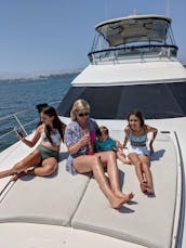 Lindo iate a motor Sea Ray 560 na Baía de San Diego, Califórnia