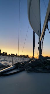 37' Luxury Sailing Yacht in Downtown Chicago