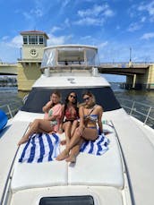 52’ Sea Ray Luxury Yacht with Captain Starting $ 365 per hour