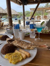 Enjoy the amazing islas of Rosario in Cartagena, rental Boat 30ft 14 people