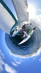 Una experiencia única y emocionante de navegación y natación en trimarán en Waikiki