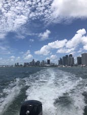 Alugue este barco flutuante de 24 pés para um ótimo dia em Miami!