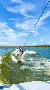 2020 Malibu Wakesetter 21’ Surf/Ski Boat