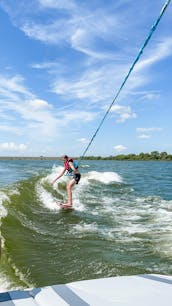 2020 Malibu Wakesetter 21’ Surf/Ski Boat Rental in Lewisville, Texas