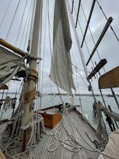 Cruzeiro de navio pirata com desfile de barcos de Natal em Newport Beach, Califórnia