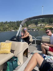 Sun Tracker Deluxe 20 Party Barge in Coeur d'Alene