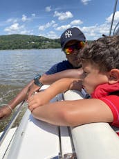 Great 30' boat on Hudson River