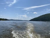 Great 30' boat on Hudson River