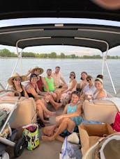Sanpan 2500 RE Pontoon in Washington, comfort on the water.  No additional fees for the captain, no additional fees for gas.
