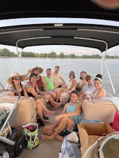 Sanpan 2500 RE Pontoon in Washington, Living room comfort on the water!