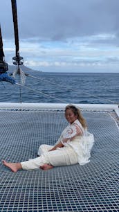 Alquiler de veleros en un catamarán de lujo hawaiano clásico de 52 pies en Honolulu, Hawái