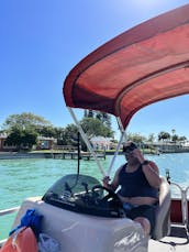 20ft Pontoon Suntracker Party Barge in St. Petersburg. Gas included!