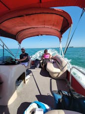 20ft Pontoon Suntracker Party Barge in St. Petersburg. Gas included!