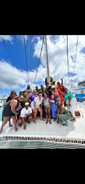 Alquiler de veleros en un catamarán de lujo hawaiano clásico de 52 pies en Honolulu, Hawái