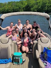 Luxury pontoon for rent in Lake Wallenpaupack