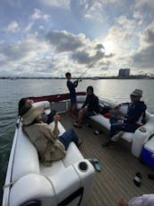 Barco de festa com pontão clássico de 32 pés, com dois andares — brinquedos aquáticos incluídos