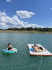 Disfrute del Wakesurf o simplemente relájese en Canyon Lake con nuestro experimentado capitán