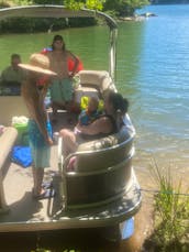 Suntracker Pontoon Boat Rental for 9 people in Lavonia, Lake Hartwell - Gumlog