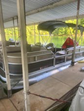 Suntracker Pontoon Boat Rental for 9 people in Lavonia, Lake Hartwell - Harbor Light Marina
