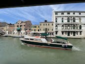 Aluguel de lancha de madeira com limusine de 32' De Pellegrini em Venezia, Itália