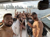 Faça um cruzeiro e festeje com estilo! Barco de esqui luxuoso de 26 pés! O preço não inclui combustível.