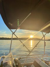 28 Ft. Pontoon Boat -Near Nashville on Old Hickory Lake
