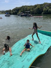 King Kong est notre barge de fête de 29 pieds, prête pour vous et vos 24 amis ! 