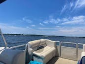 Harris Flotebote 18' Pontoon on Lake Norman of Mooresville