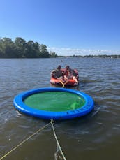 Como el nuevo Cobalt Bowrider de 23 pies en Point Pleasant. ¡Navegación rápida y divertida!