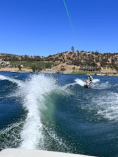 Bateau de wakesurf Premier Air Nautique sur le lac Tulloch