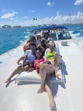 Sea Ray de 63 pés para acomodar até 28 pessoas a bordo de Cancún e Isla Mujeres!