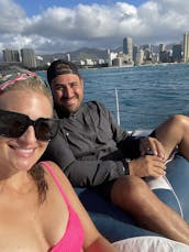 Location privée d'un catamaran à moteur personnalisé de 30 pieds à Waikiki, Hawaï