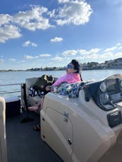 Fiesta en barco en cubierta Bayliner limpia y fácil de conducir para hasta 9 personas