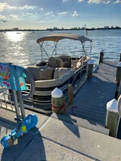 Clean and Easy to Drive Bayliner Deck Boat Party for up to 9