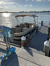 Fiesta en barco en cubierta Bayliner limpia y fácil de conducir para hasta 9 personas