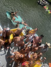 King Kong est notre barge de fête de 29 pieds, prête pour vous et vos 24 amis ! 