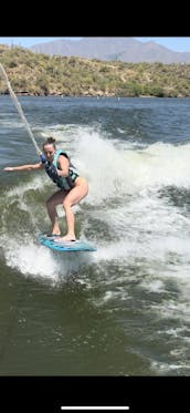 Disfruta de un día sin preocupaciones en el lago Saguaro con el Capitán Sheldon en un nuevo bote de vela de 2024